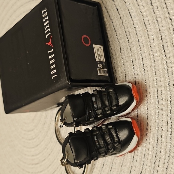 Jordan 11 Keychains With Box - Picture 3 of 4